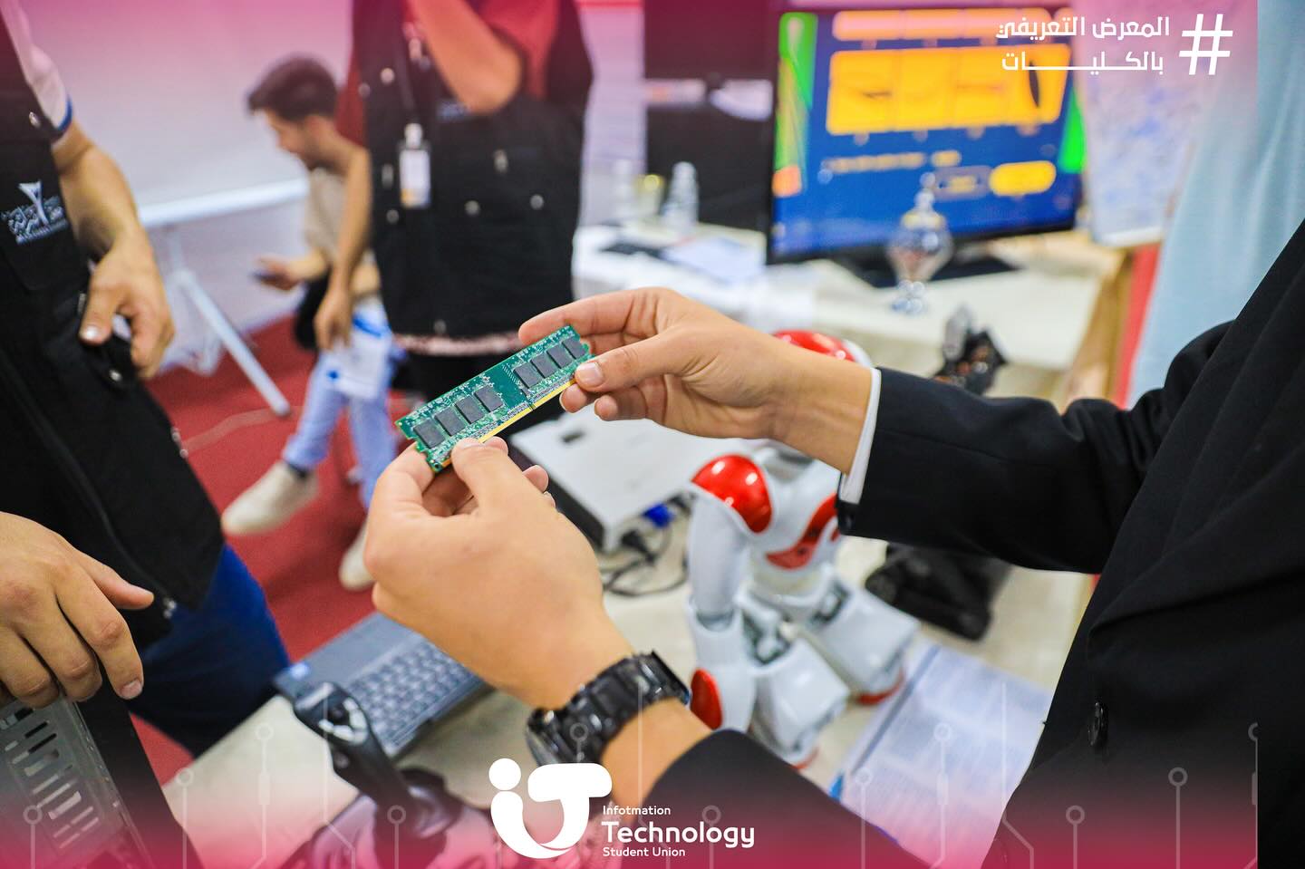 جناح كلية تقنية المعلومات يتألق في معرض كليات جامعة مصراتة