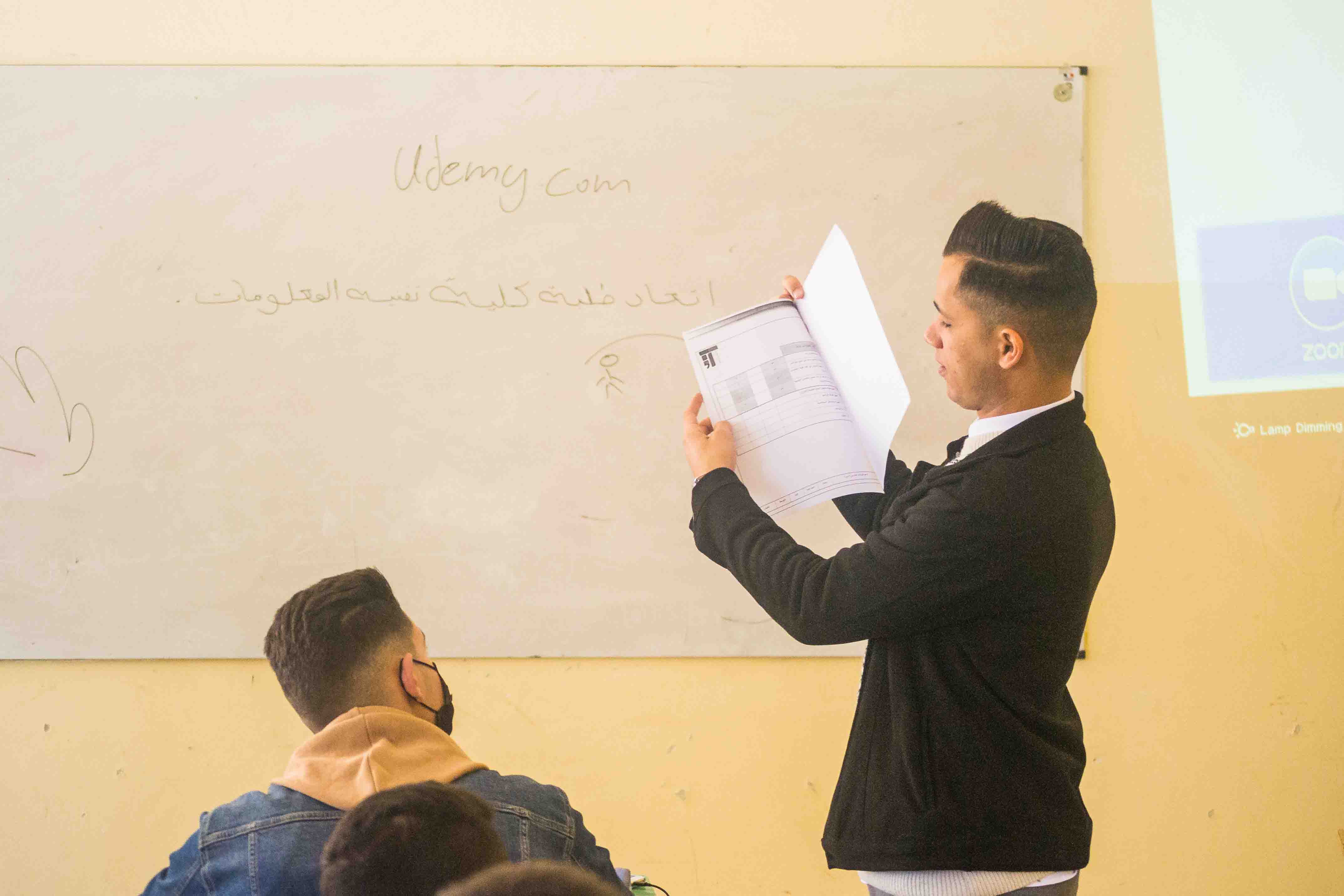 حملة تطوعية لطلبة كلية تقنية المعلومات بالتعاون مع مكتب خدمة المجتمع والتعليم المستمر بالكلية